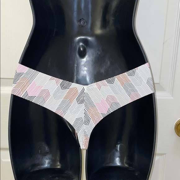 PINK VS Thong Panty - Picture 2 of 2